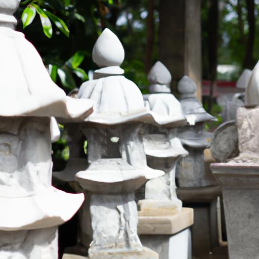 Bộ đèn đá trong khu vườn ngoài trời của chùa Quận 7
