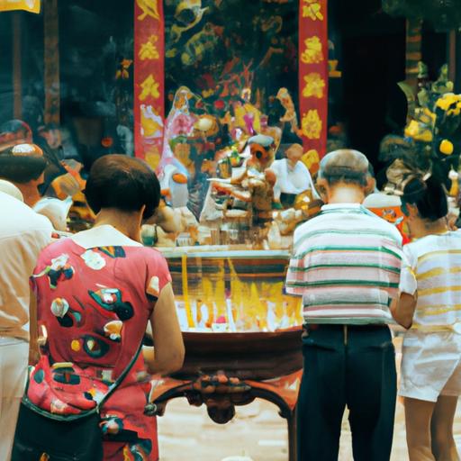Những người đang cầu nguyện với đồ lam đi chùa tại một ngôi đền ở Quận 9