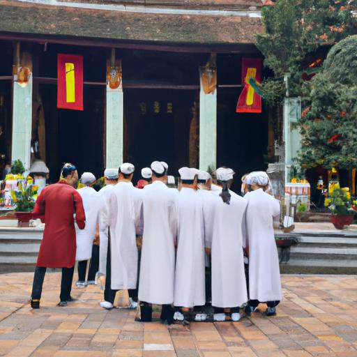 Nhóm người mặc đồ lâm đi chùa trước ngôi đền